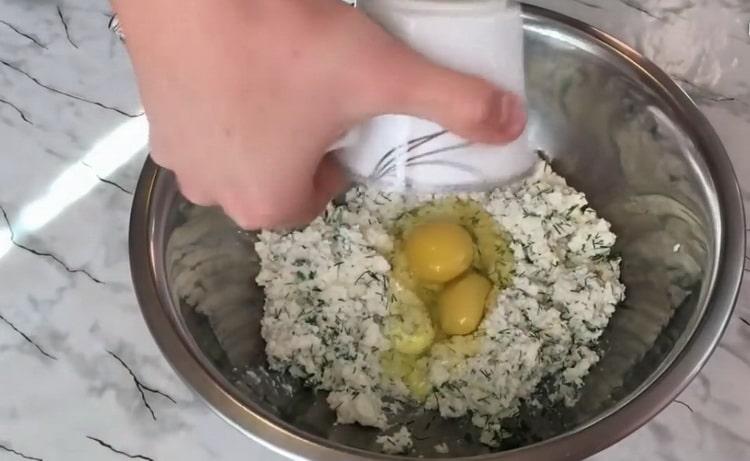 Per fare torte con la ricotta, aggiungi le uova alla ricotta