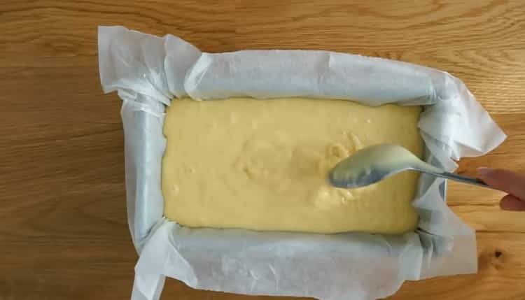 Per preparare una torta al limone, metti l'impasto nello stampo