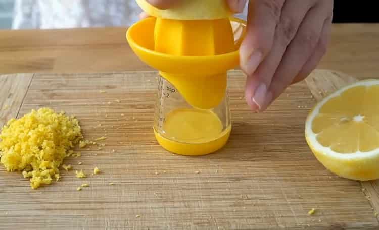 Spremi il succo di limone per fare una torta al limone