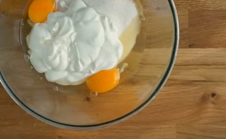 Mescola gli ingredienti per la torta al limone.