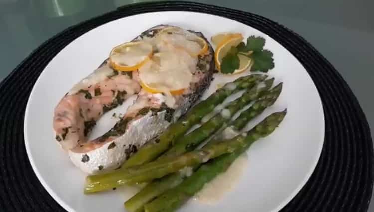 il salmone nel forno nella lamina è pronto