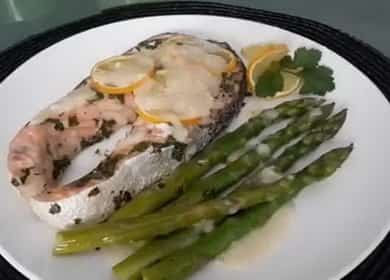 Salmone delizioso cotto in un foglio nel forno