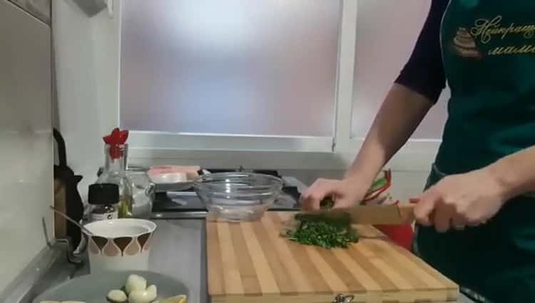 Per cuocere il salmone al forno in un foglio, tagliare le verdure