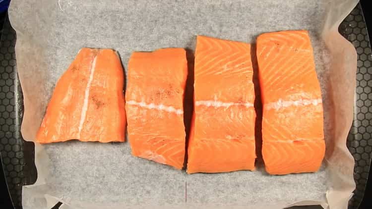 Per preparare il salmone in salsa cremosa, prepara gli ingredienti