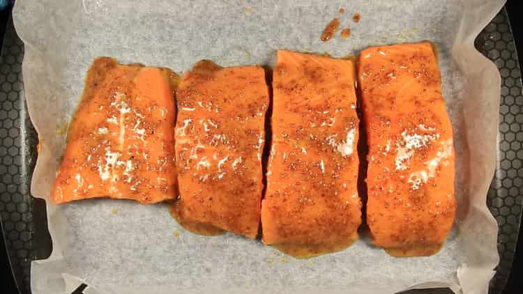 Per cuocere il salmone in salsa cremosa, preriscaldare il forno