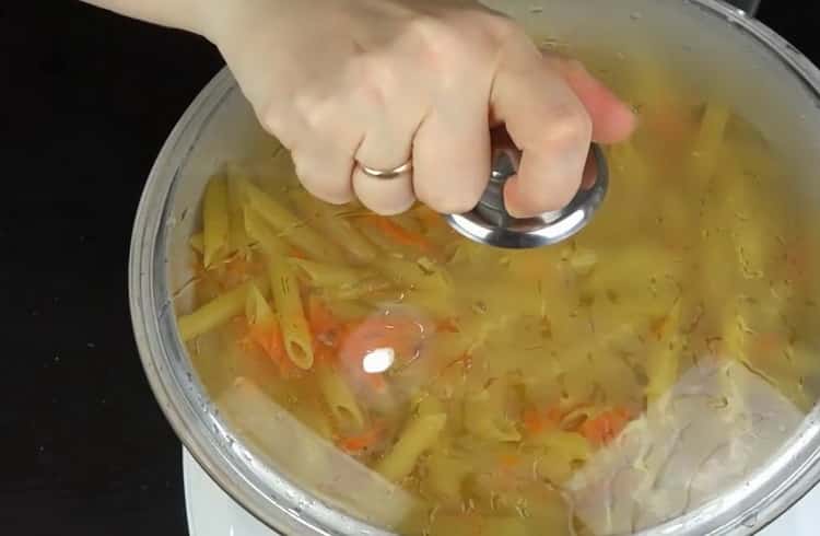 Per cuocere la pasta in padella, coprire