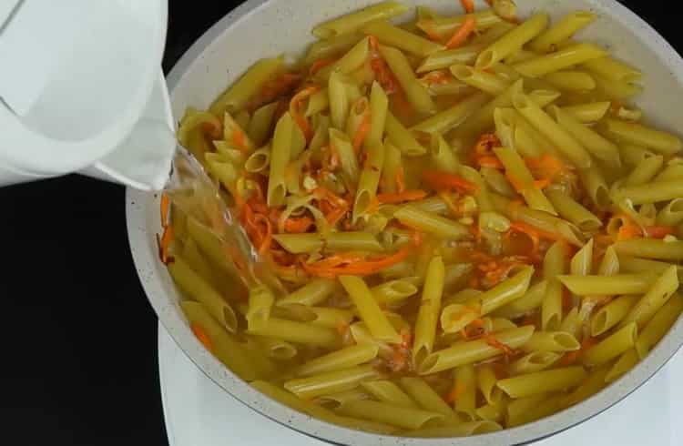 Per fare la pasta in padella, aggiungi acqua