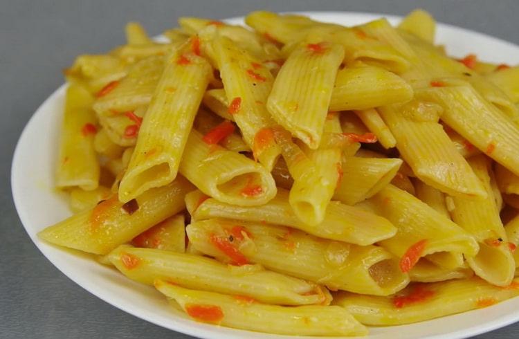 Pasta in padella secondo una ricetta passo passo con foto