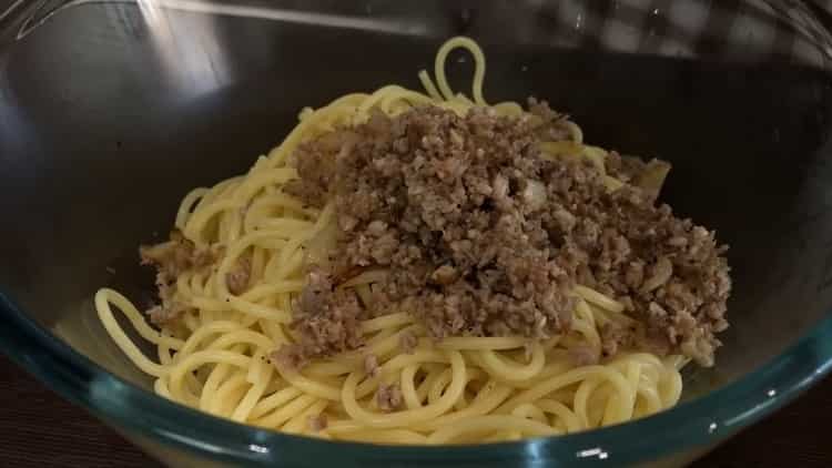 Per la pasta mescolare gli ingredienti.