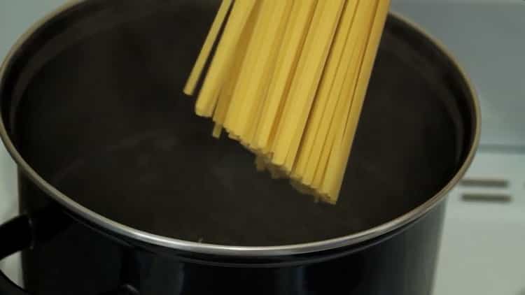 Per cucinare gli spaghetti, cuoci la pasta