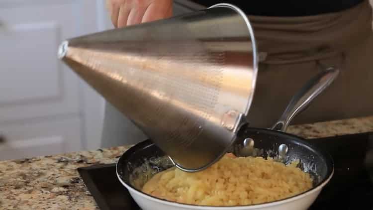 Per fare gli spaghetti, metti gli spaghetti in una padella