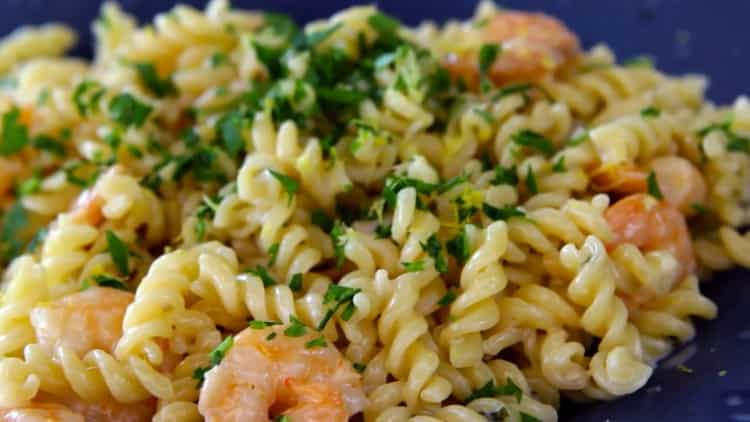 pasta di gamberi in salsa di panna pronta