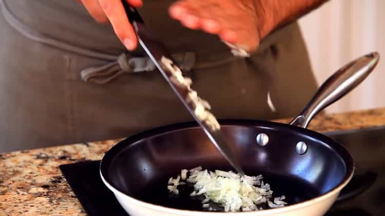 Per fare gli spaghetti, friggi le cipolle