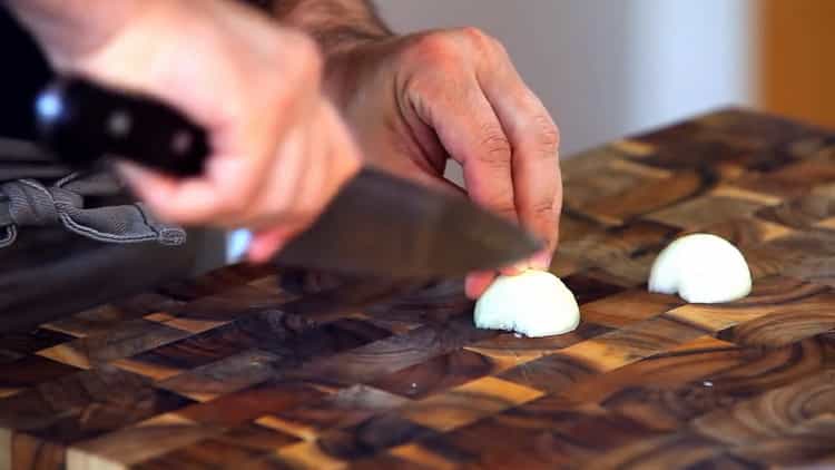 Per fare gli spaghetti, tagliare la cipolla