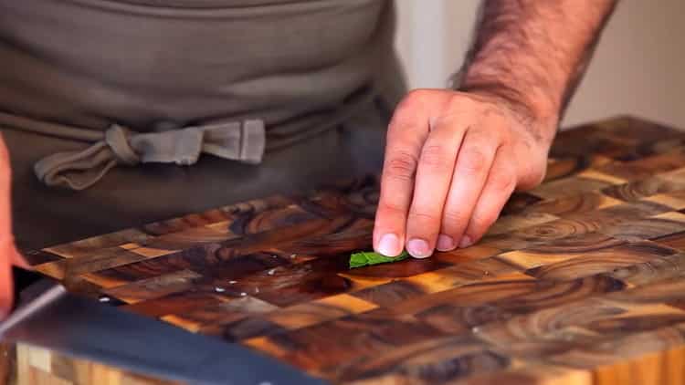 Tritare la menta per fare gli spaghetti