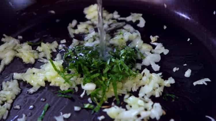 Mescola gli ingredienti per fare gli spaghetti