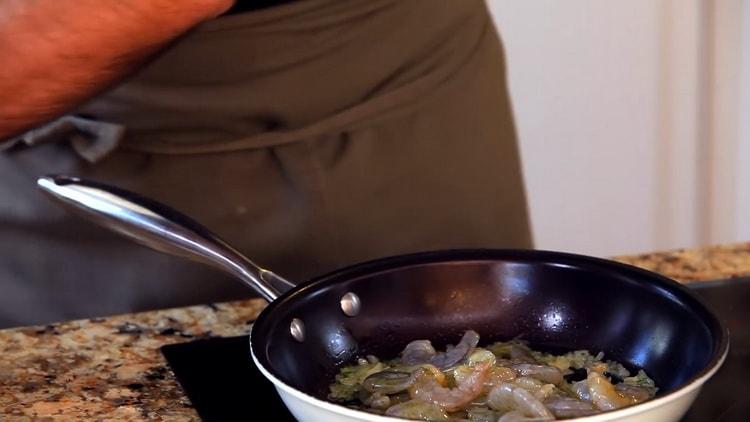 Aggiungi i gamberi per fare gli spaghetti