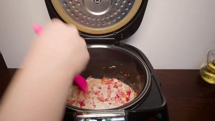 pasta lenta cotta con pollo in una pentola a cottura lenta