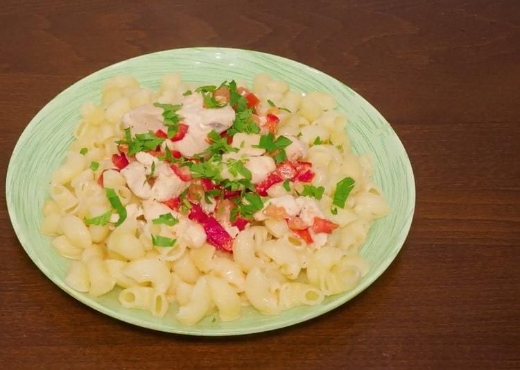 pasta cotta con pollo in una pentola a cottura lenta