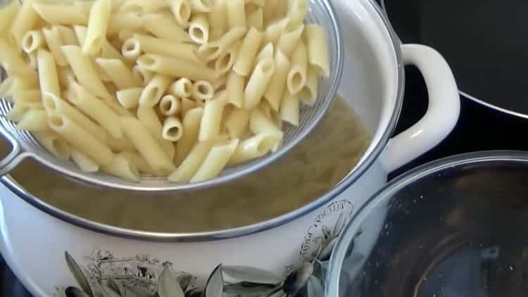 Per cucinare la pasta, scolare la pasta