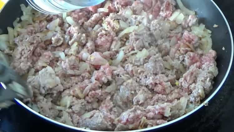 Per cucinare la pasta, soffriggere la carne macinata