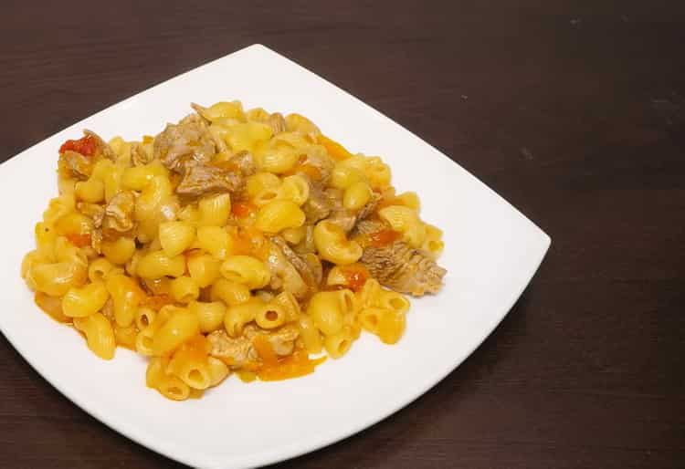 pasta con carne in una pentola a cottura lenta pronta