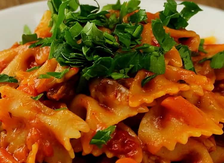 Pasta con carne in padella secondo una ricetta graduale con foto