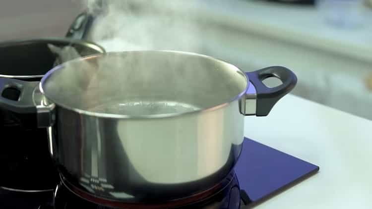 Pasta con formaggio in padella secondo una ricetta graduale con foto