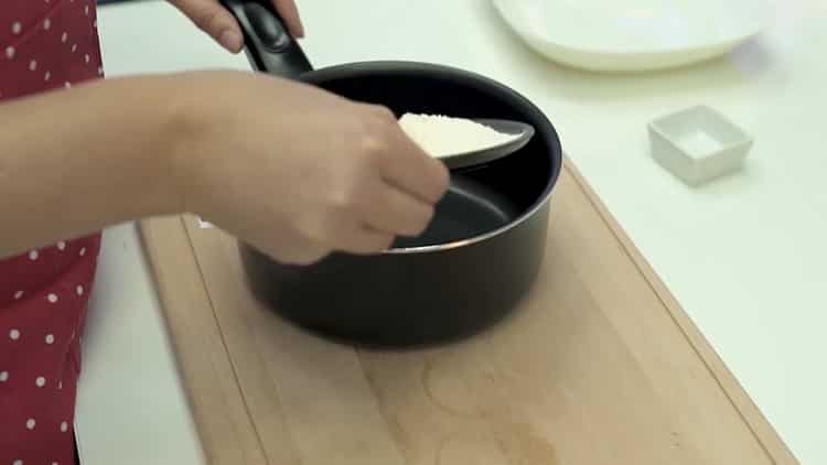 Cucinare la pasta con il formaggio in una padella