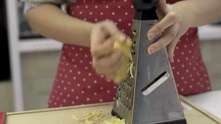 Per fare la pasta, grattugiare il formaggio