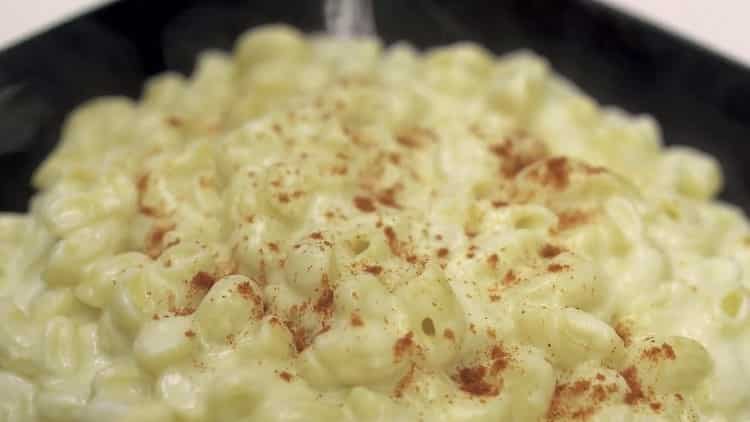 Pasta con formaggio in padella secondo una ricetta graduale con foto