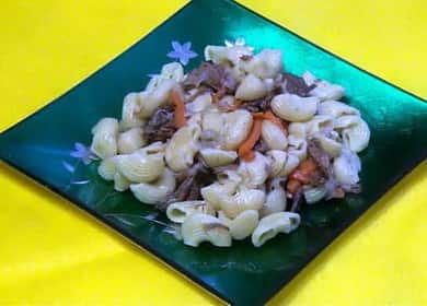 Pasta con stufato in una pentola a cottura lenta secondo una ricetta passo passo con foto