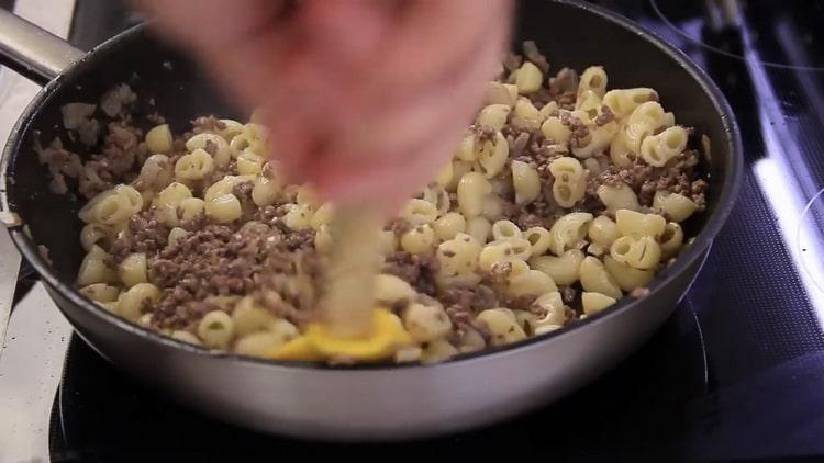 Per la pasta mescolare gli ingredienti.