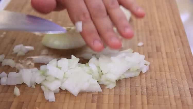 Per cucinare la pasta, tritare la cipolla