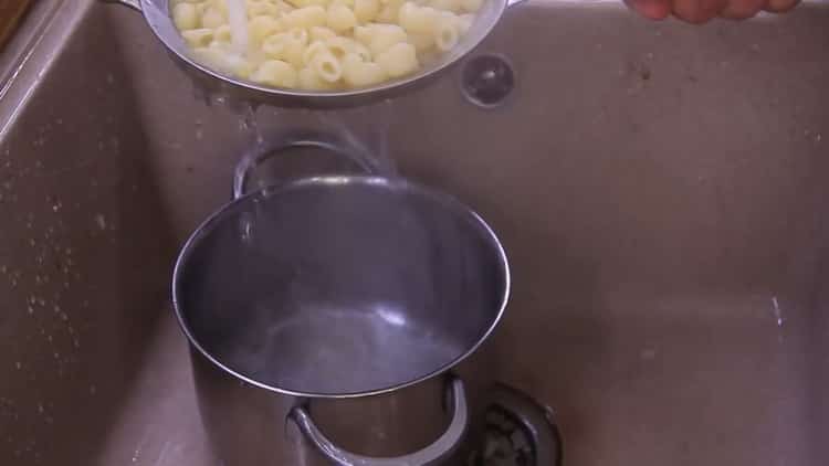 Per cucinare la pasta, sciacquare la pasta