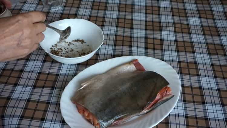 Per preparare il salmone rosa salato, cuoci le spezie