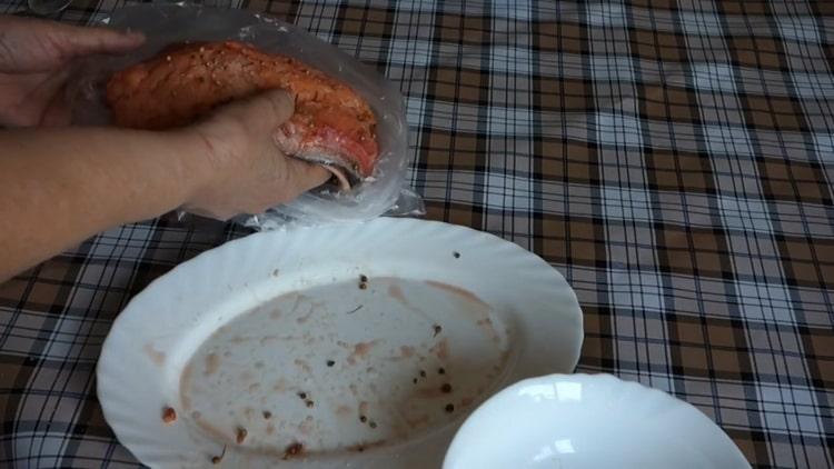 Per il salmone rosa salato, metti il ​​pesce in un sacchetto