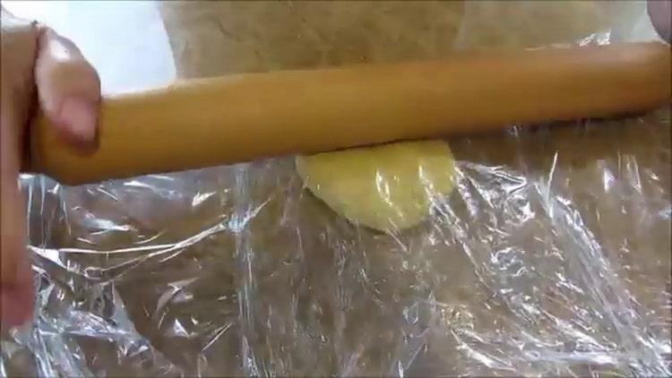 Stendi la pasta per fare la focaccia messicana