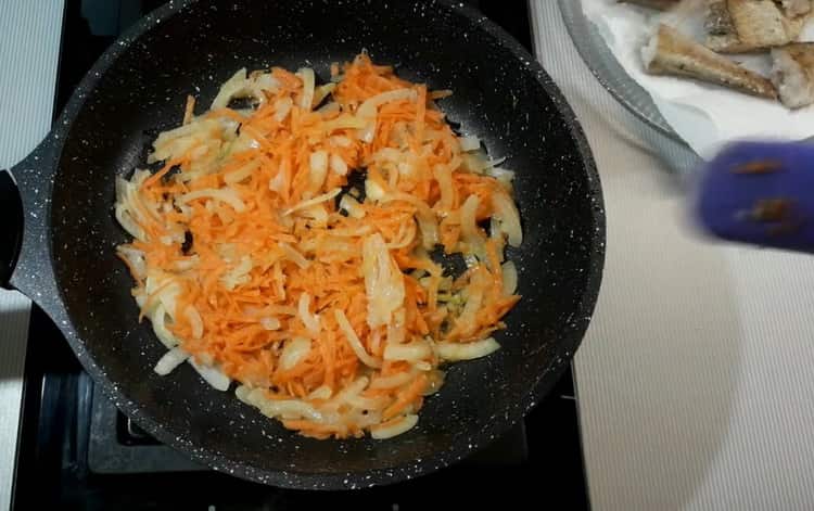 Per cucinare il pollock in salsa di panna acida, friggere le verdure