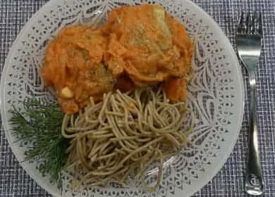 Pollock con verdure in umido in salsa di panna acida - ideale per un menu giornaliero