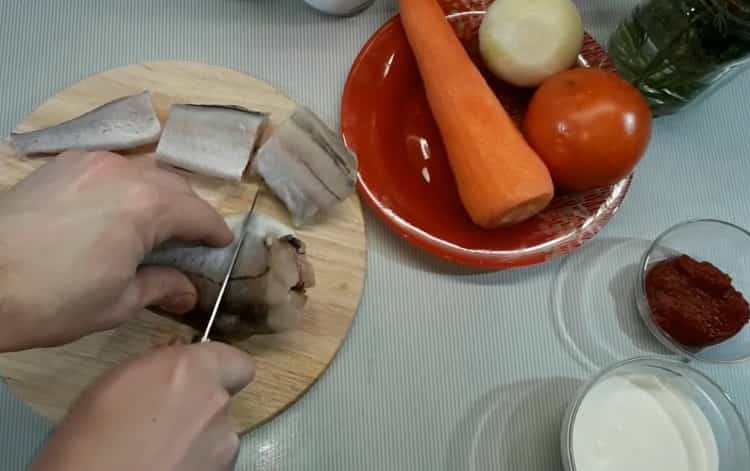 Per preparare il pollock in salsa di panna acida, preparare gli ingredienti