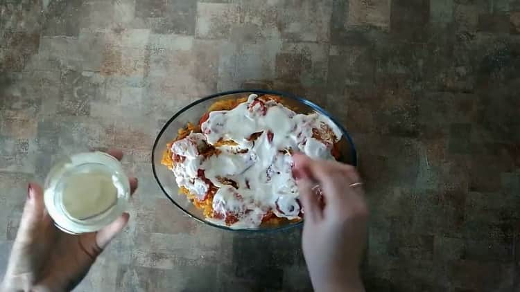 Per cucinare il pollock con le verdure, preparare la panna acida