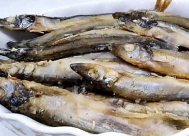 Deliziosa capelin in forno con una crosta: molto semplice e veloce