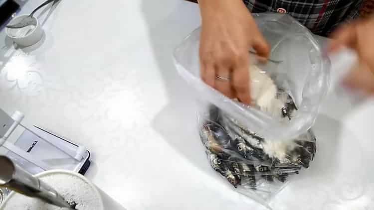 Per preparare la capelin nel forno con una crosta, aggiungi la farina al sacchetto