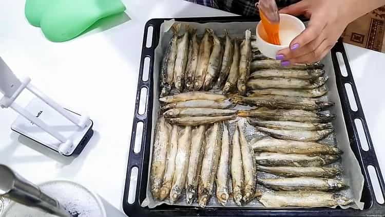 Per preparare la capelin nel forno con una crosta, preparare una teglia