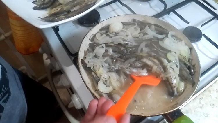 Per la preparazione di capelin, cuocere a fuoco lento gli ingredienti