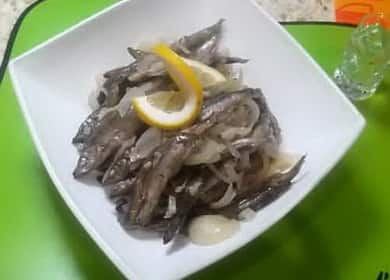 Capelin in umido con cipolle in padella - veloce e gustoso