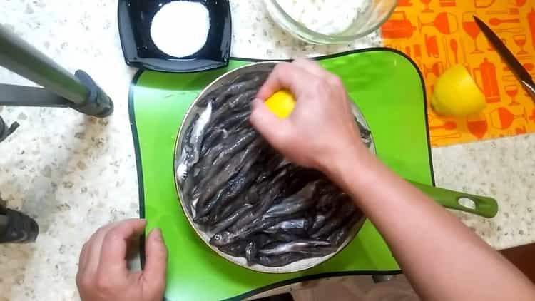 Cospargi il limone per preparare il capelin