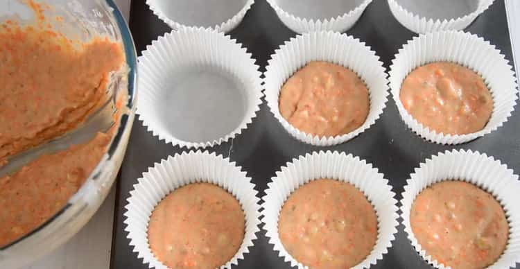 Deliziosi cupcakes di carote con crema di formaggio, metti la pasta nella forma