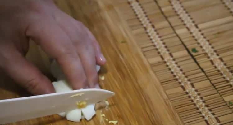 Per cucinare il mare nel forno, tagliare le uova